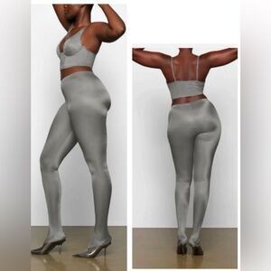 SKIMS NWT Footed Leggings in the color Thunder Grey size S